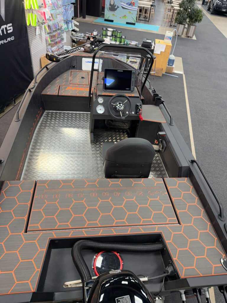 Predacast 430 Striker has a plenty of room