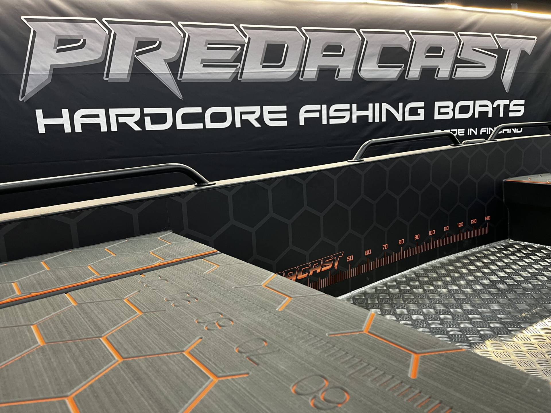 Predacast 430 Strikerin leveä ja vakaa täysalumiinirunko takaa turvallisen ja vakaan kalastuksen.