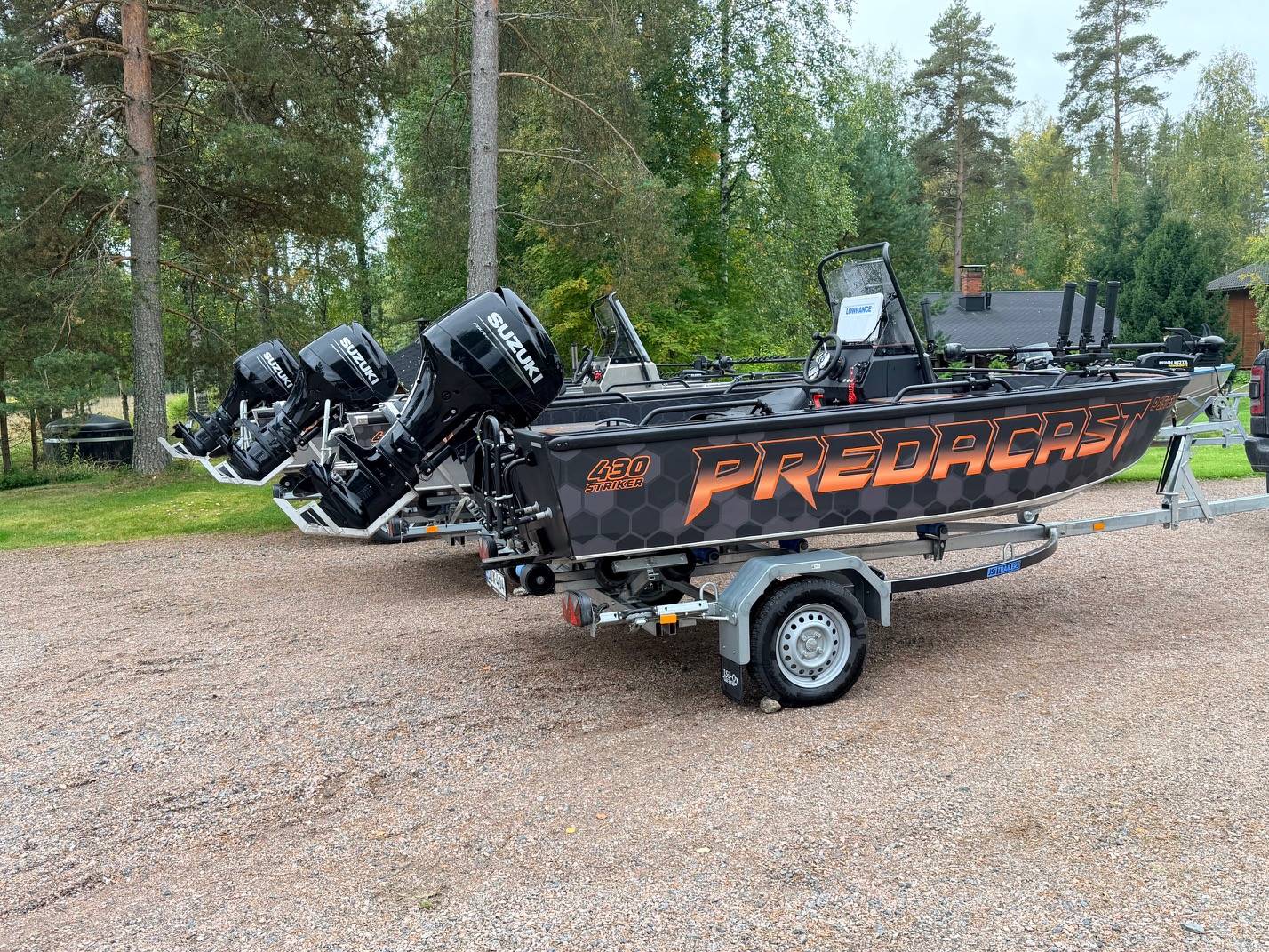 Vuokrattava Predacast-kalastusvene valmiina kalastusretkelle Saimaalla.